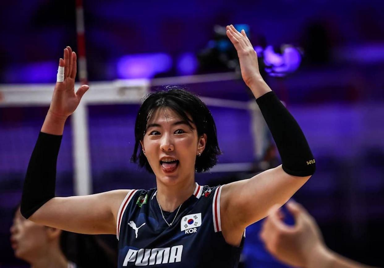 开云体育-费德勒对阵电竞国家队展开拉锯大战，最终险胜对手(费德勒经典比赛视频)